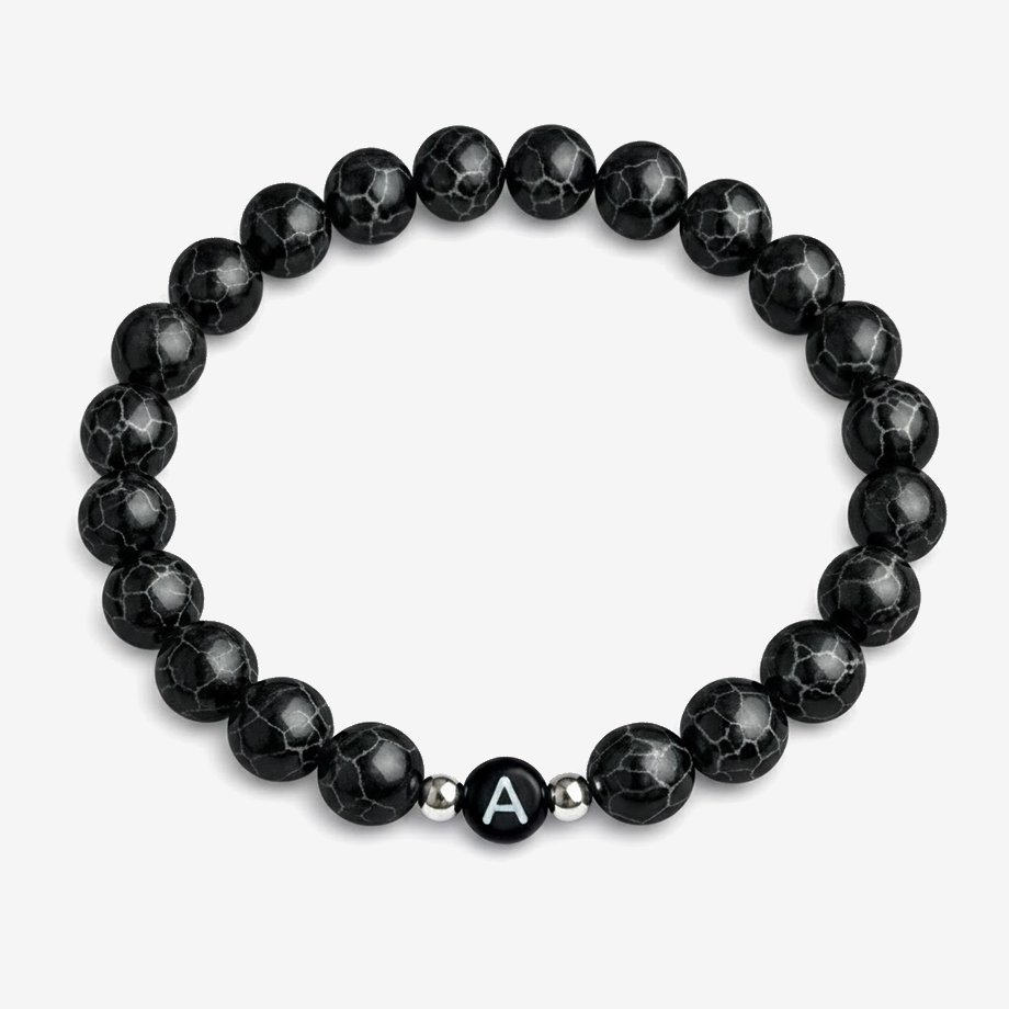 Schwarzes marmoriertes Armband mit Initiale, silberne Komponenten