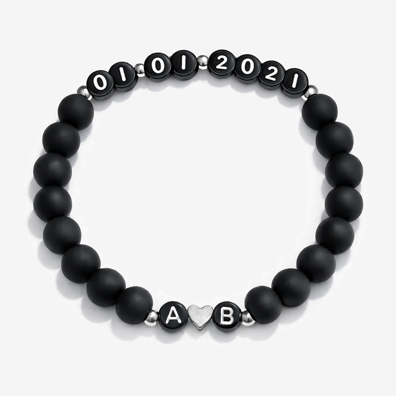 Mattschwarzes Armband mit Initialen und Datum