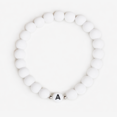 Mattweißes Armband mit Initiale, silberne Komponenten