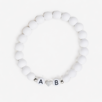 Mattweißes Armband mit Initiale, silberne Komponenten