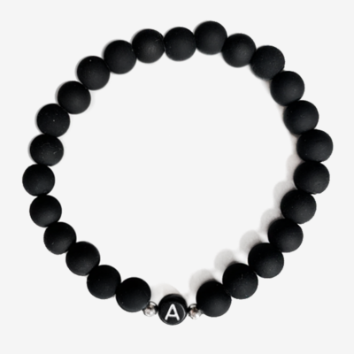 Schwarzes mattes Armband mit Initiale, silberne Komponenten