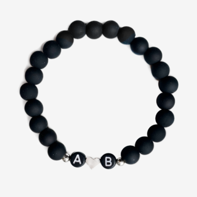 Schwarzes mattes Armband mit Initialen, silberne Komponenten