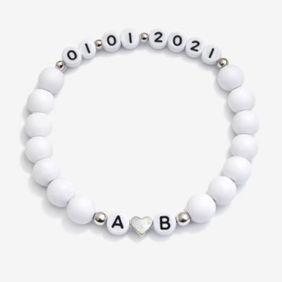 Mattweißes Armband mit Initialen und Datum