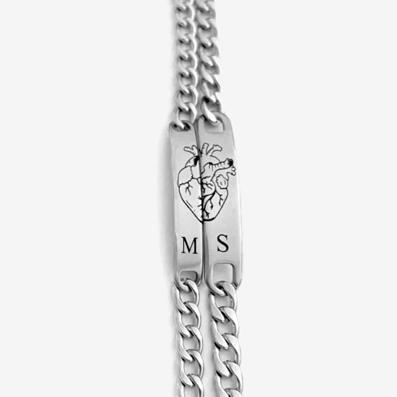 SET: 2 Partnerarmbänder mit Gravur – Herz mit Initialen